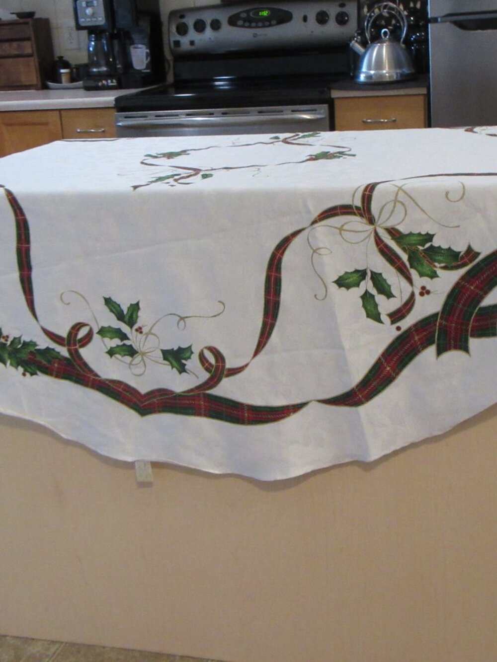 Christmas Round Table Cloth In nice shape - Picture 12 of 15